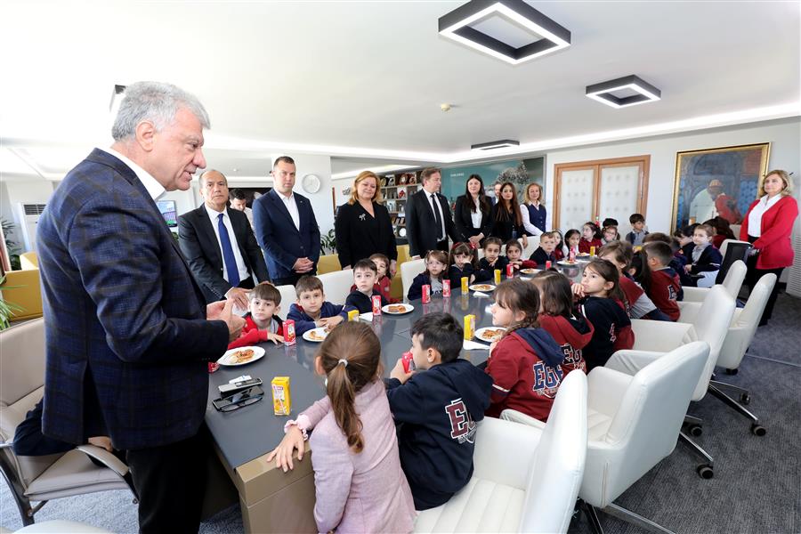 MİNİK ÖĞRENCİLERDEN BAŞKAN AMCA’YA ZİYARET