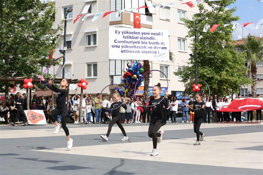 NARLIDERE’DE 19 MAYIS COŞKUSU RESMİ TÖRENLERLE BAŞLADI