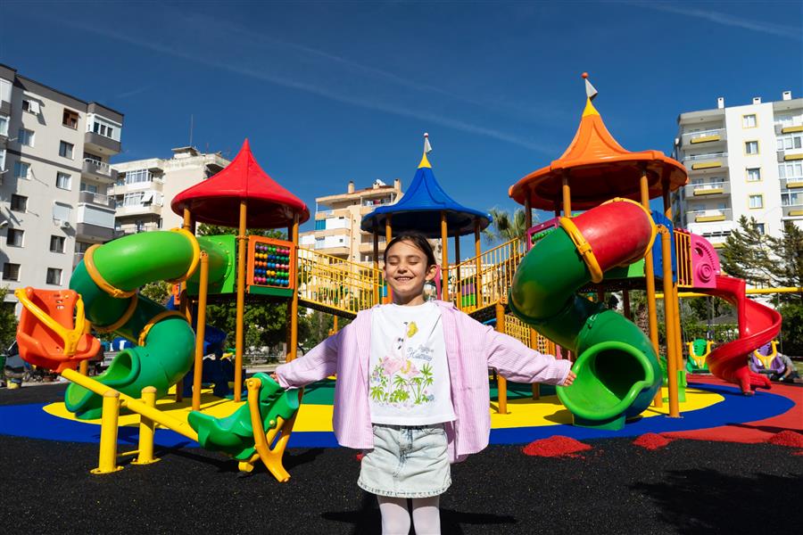 NARLIDERE’DE OYUN PARKI ZEMİNLERİ YENİLENİYOR