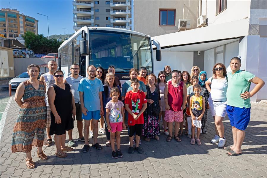 NARLIDERE BELEDİYESİ, ÖZEL GEREKSİNİMLİ BİREYLERİ DENİZLE BULUŞTURDU