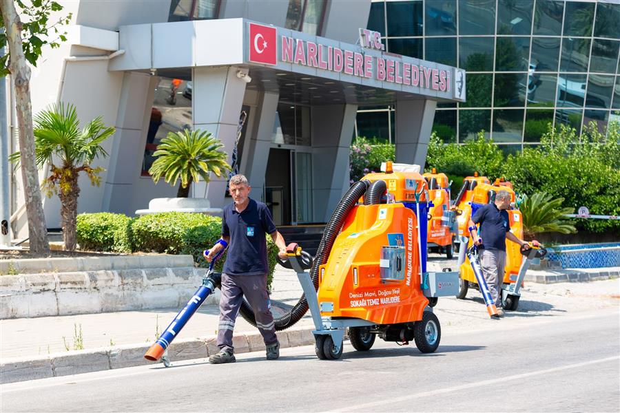 NARLIDERE’NİN SOKAKLARINDA ARTIK FİLLER GEZİYOR
